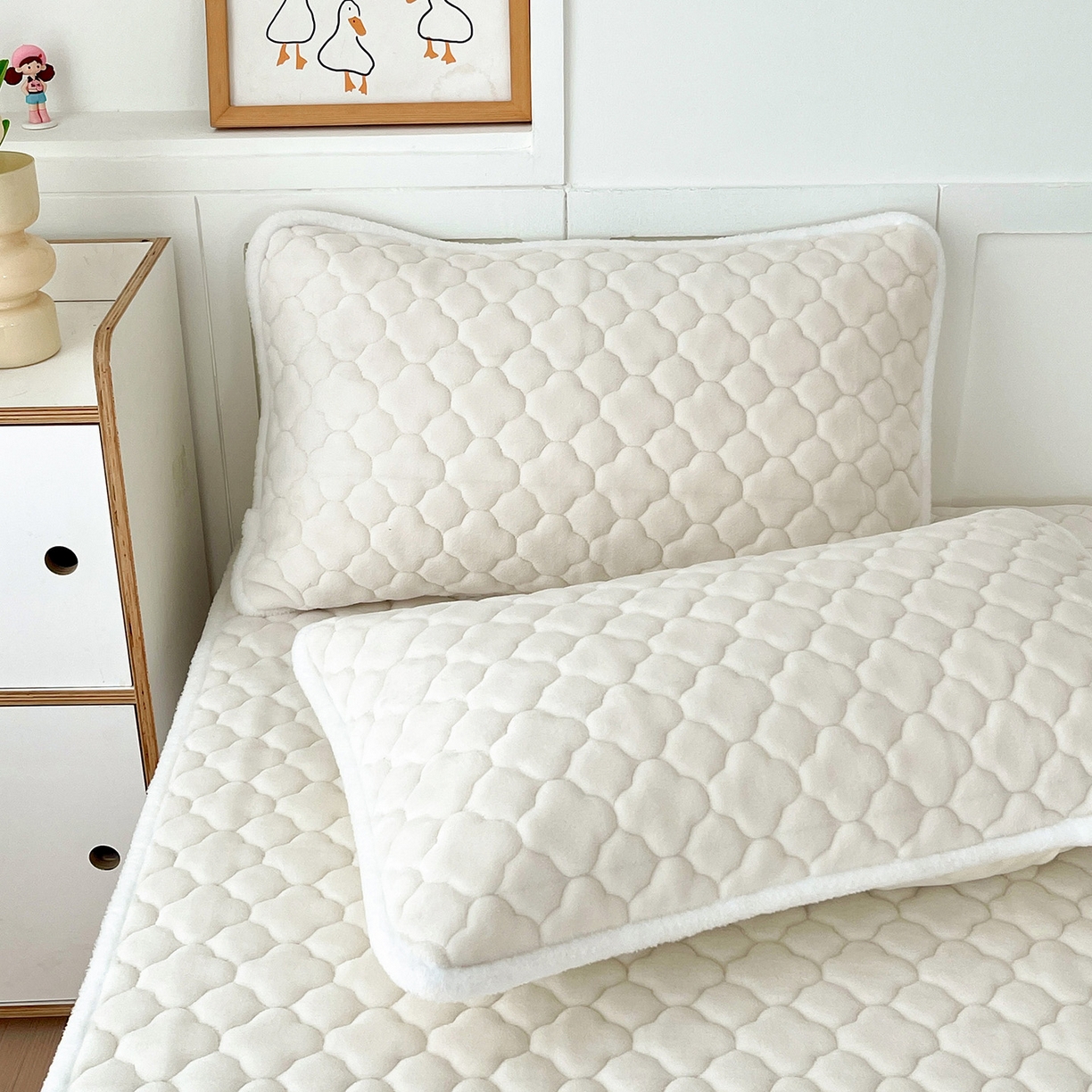 91家纺网 家纺一手货源 找家纺 富馨莱 2025新款牛奶绒夹棉床垫床盖支持一件定制 轻奢白