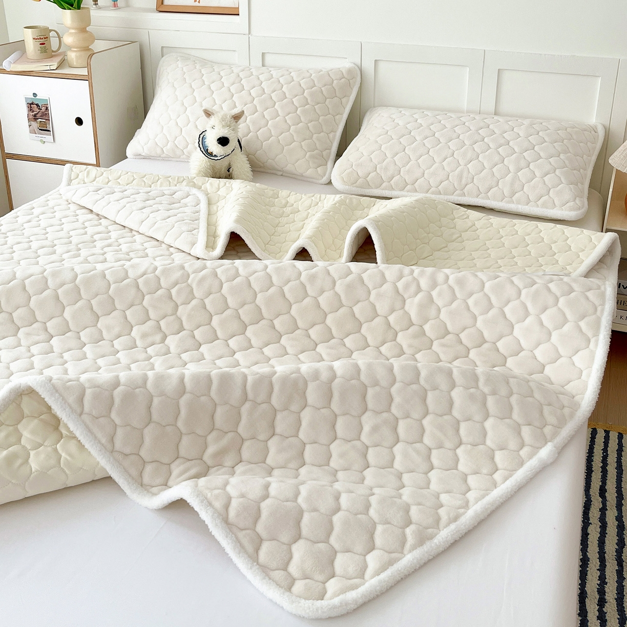 91家纺网 家纺一手货源 找家纺 富馨莱 2025新款牛奶绒夹棉床垫床盖支持一件定制 轻奢白