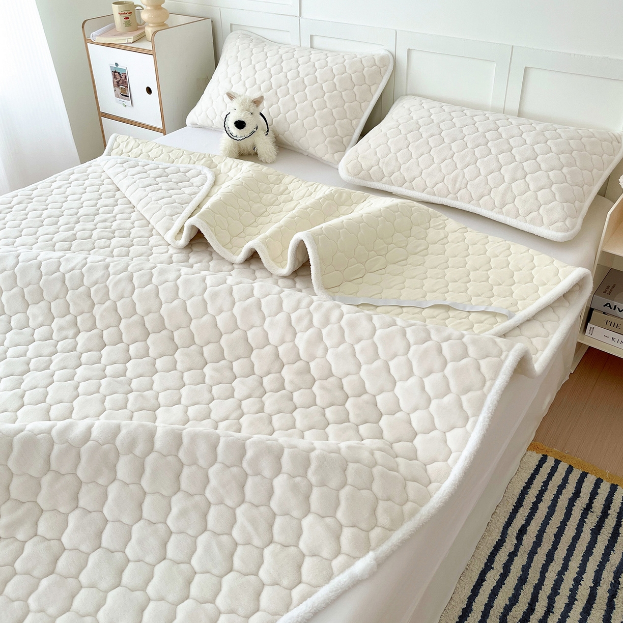 91家纺网 家纺一手货源 找家纺 富馨莱 2025新款牛奶绒夹棉床垫床盖支持一件定制 轻奢白