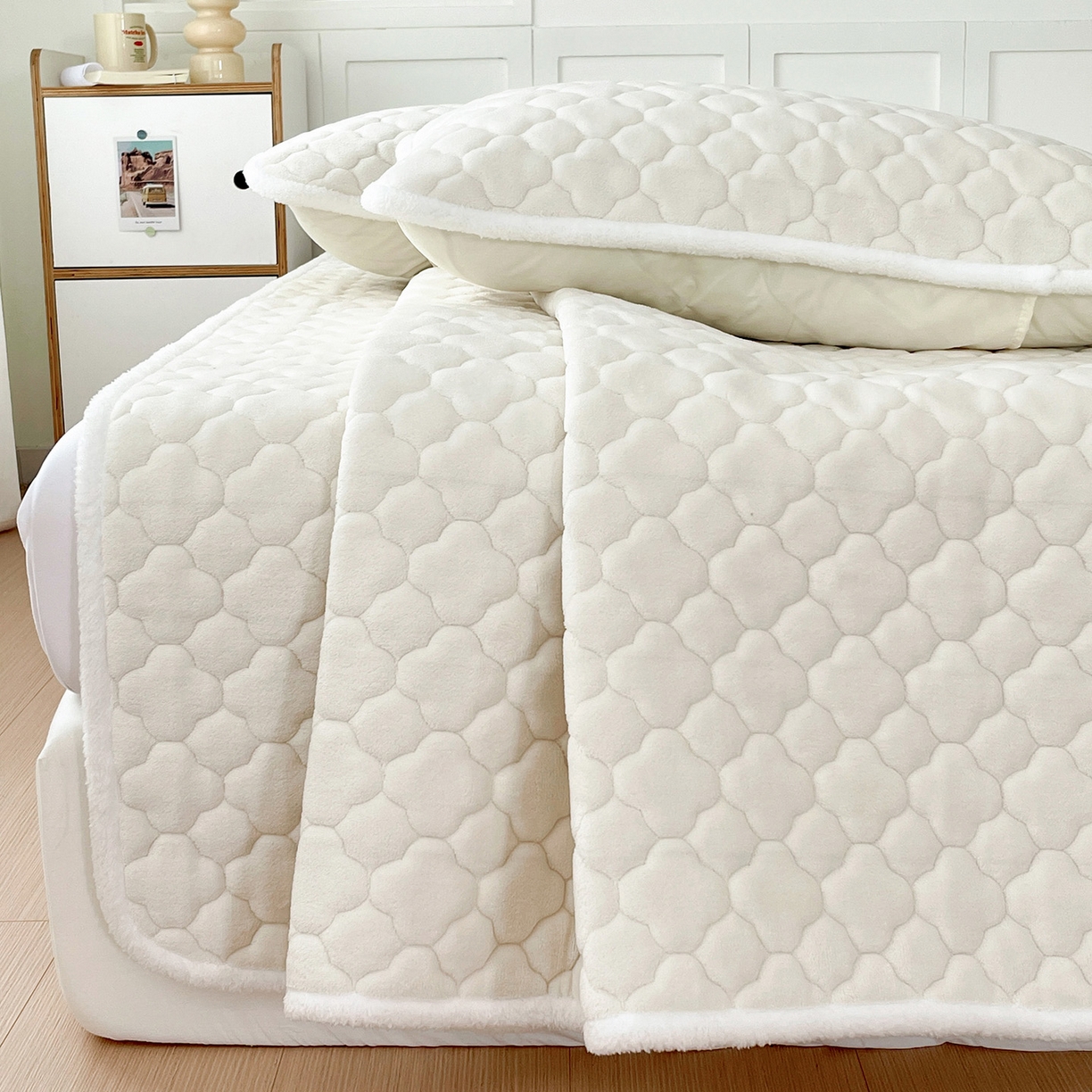 91家纺网 家纺一手货源 找家纺 富馨莱 2025新款牛奶绒夹棉床垫床盖支持一件定制 轻奢白