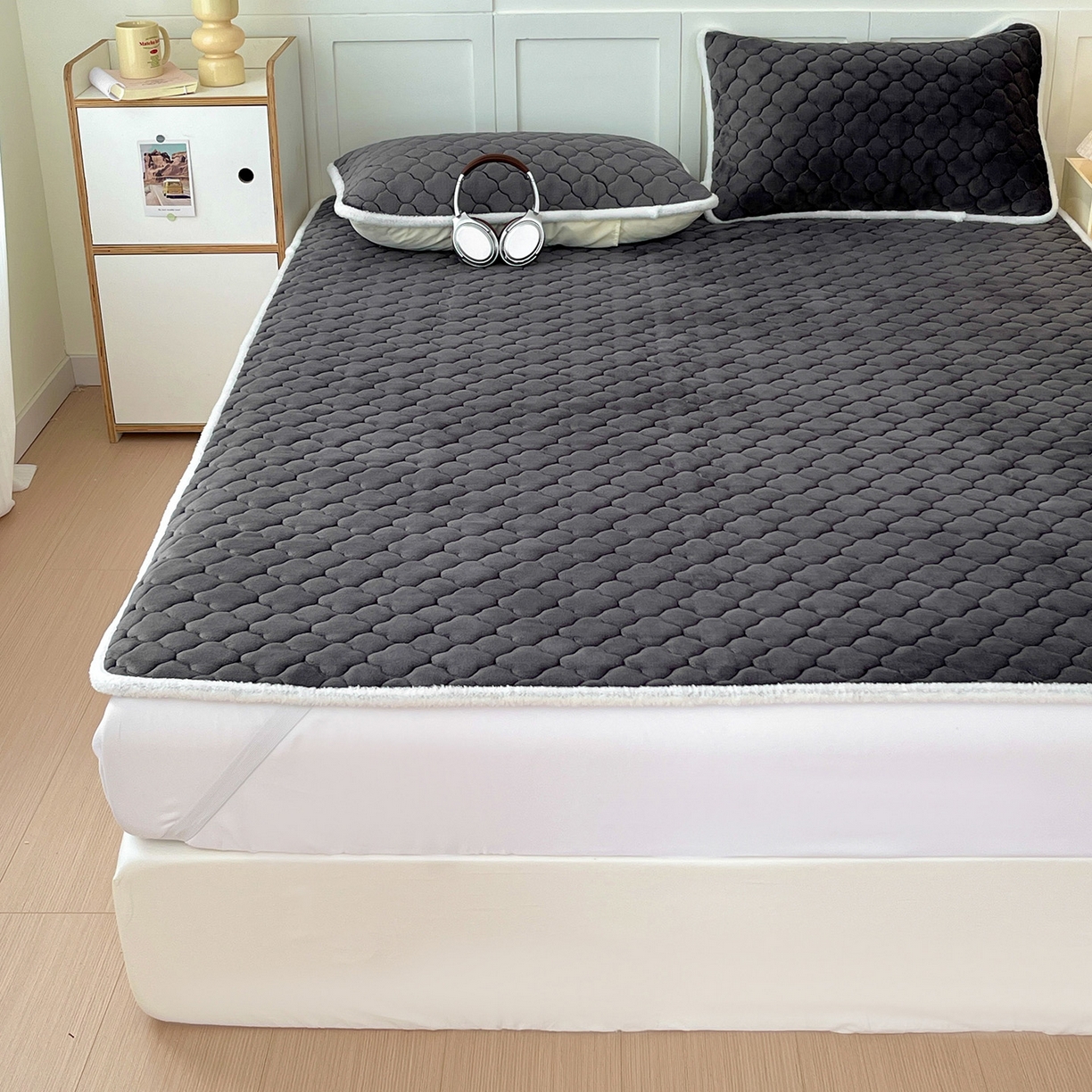 91家纺网 家纺一手货源 找家纺 富馨莱 2025新款牛奶绒夹棉床垫床盖支持一件定制 轻奢灰