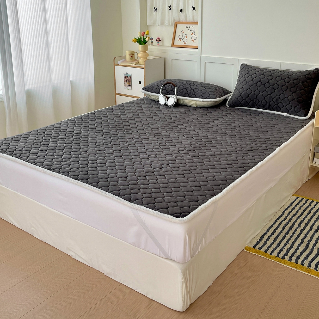 91家纺网 家纺一手货源 找家纺 富馨莱 2025新款牛奶绒夹棉床垫床盖支持一件定制 轻奢灰