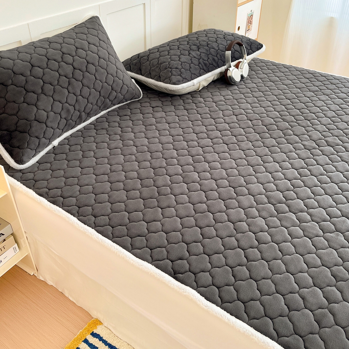 91家纺网 家纺一手货源 找家纺 富馨莱 2025新款牛奶绒夹棉床垫床盖支持一件定制 轻奢灰