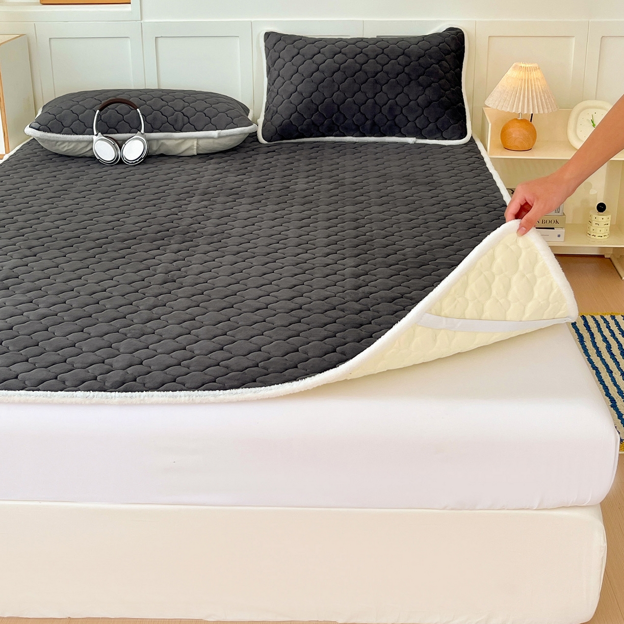 91家纺网 家纺一手货源 找家纺 富馨莱 2025新款牛奶绒夹棉床垫床盖支持一件定制 轻奢灰