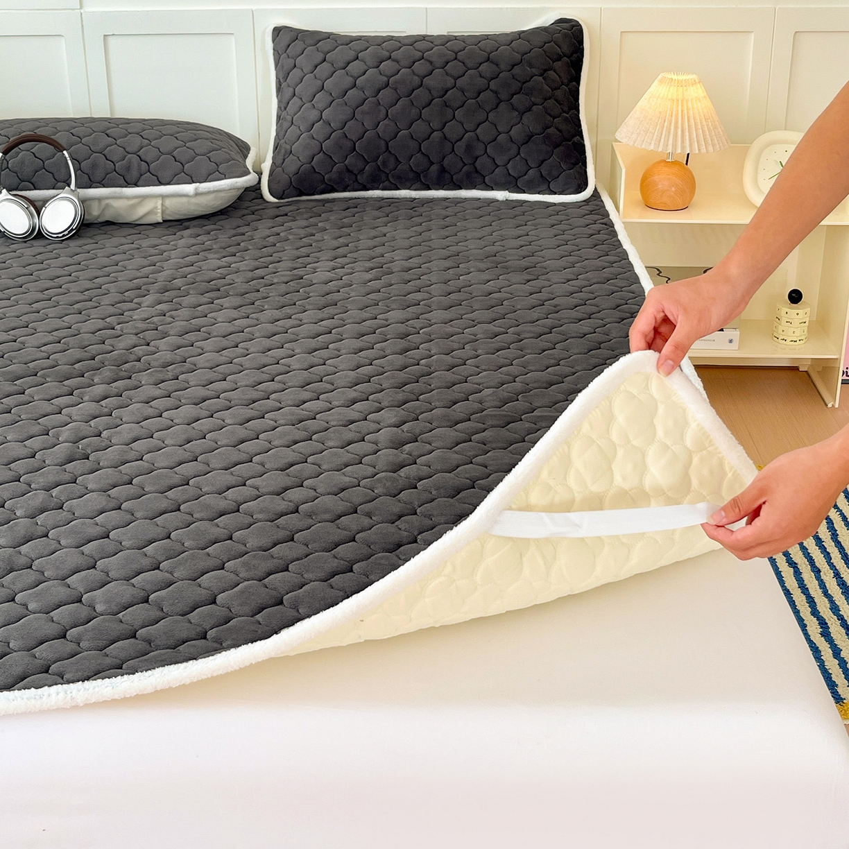 91家纺网 家纺一手货源 找家纺 富馨莱 2025新款牛奶绒夹棉床垫床盖支持一件定制 轻奢灰