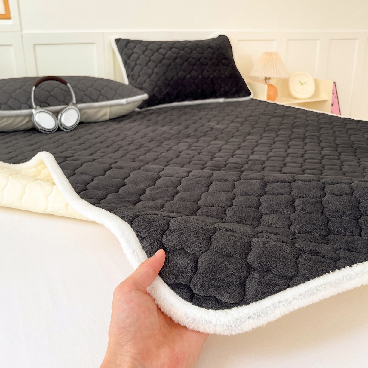 91家纺网 家纺一手货源 找家纺 富馨莱 2025新款牛奶绒夹棉床垫床盖支持一件定制 轻奢灰