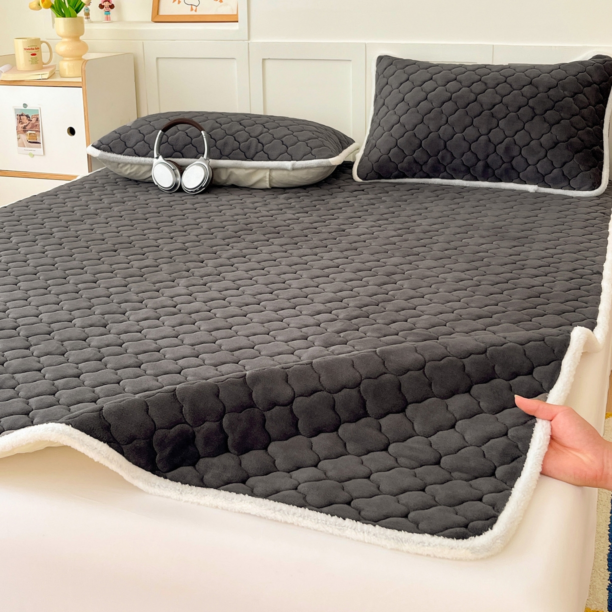 91家纺网 家纺一手货源 找家纺 富馨莱 2025新款牛奶绒夹棉床垫床盖支持一件定制 轻奢灰