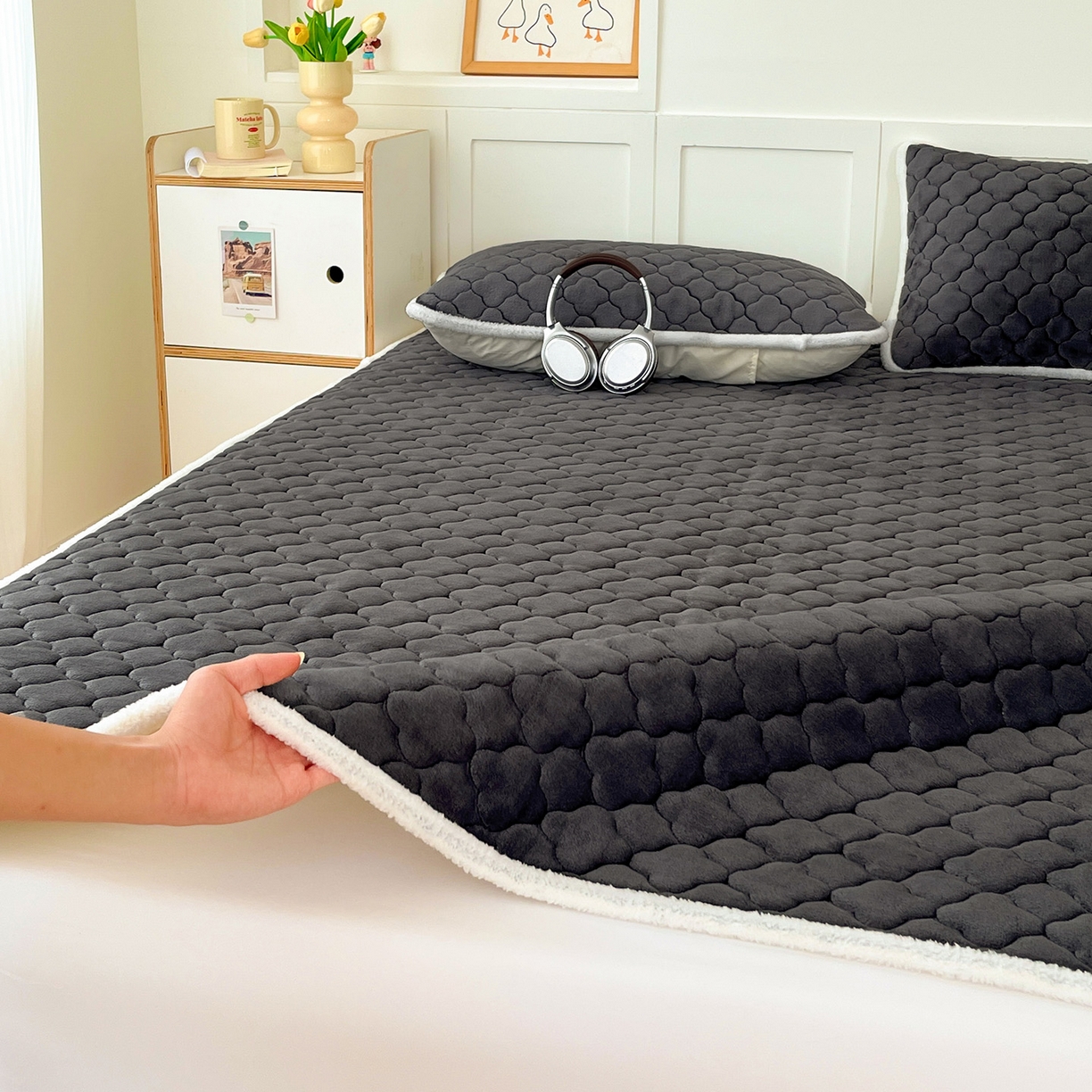 91家纺网 家纺一手货源 找家纺 富馨莱 2025新款牛奶绒夹棉床垫床盖支持一件定制 轻奢灰