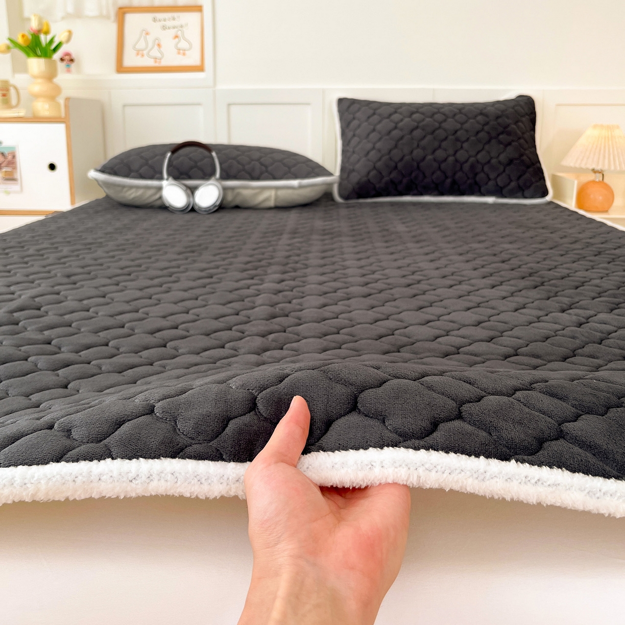 91家纺网 家纺一手货源 找家纺 富馨莱 2025新款牛奶绒夹棉床垫床盖支持一件定制 轻奢灰