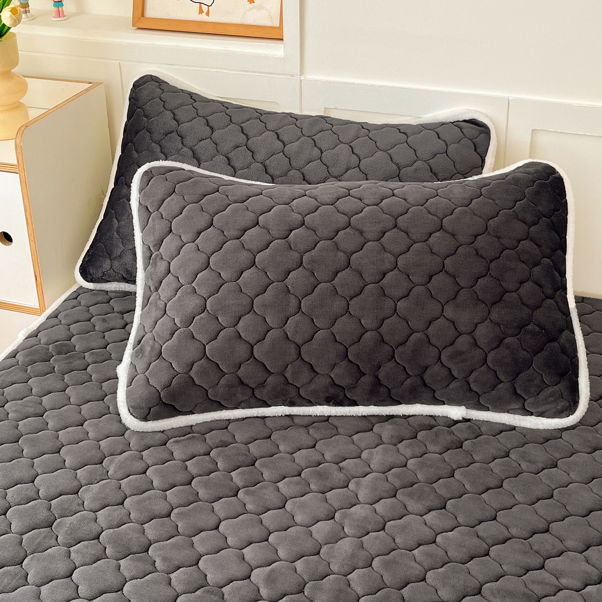 91家纺网 家纺一手货源 找家纺 富馨莱 2025新款牛奶绒夹棉床垫床盖支持一件定制 轻奢灰