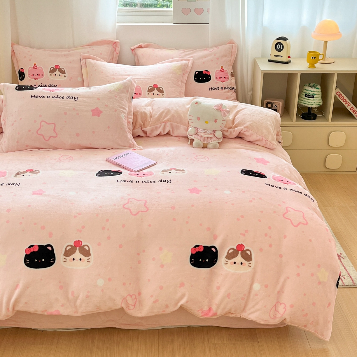 91家纺网 家纺一手货源 找家纺 沐慕 2025新款高克重牛奶绒四件套 牛奶绒-三只小猫