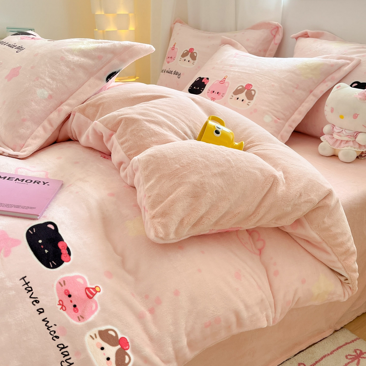 91家纺网 家纺一手货源 找家纺 沐慕 2025新款高克重牛奶绒四件套 牛奶绒-三只小猫