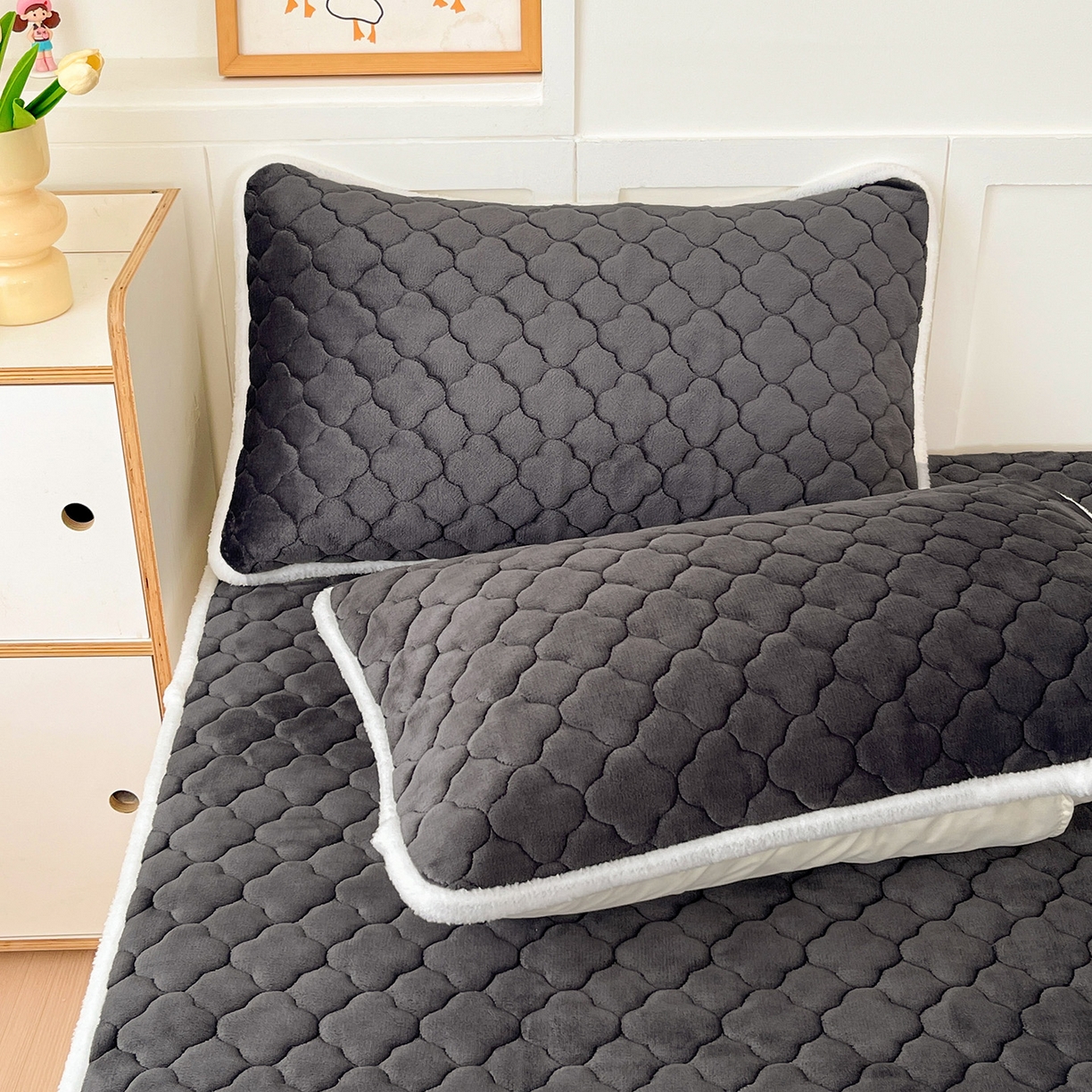 91家纺网 家纺一手货源 找家纺 富馨莱 2025新款牛奶绒夹棉床垫床盖支持一件定制 轻奢灰