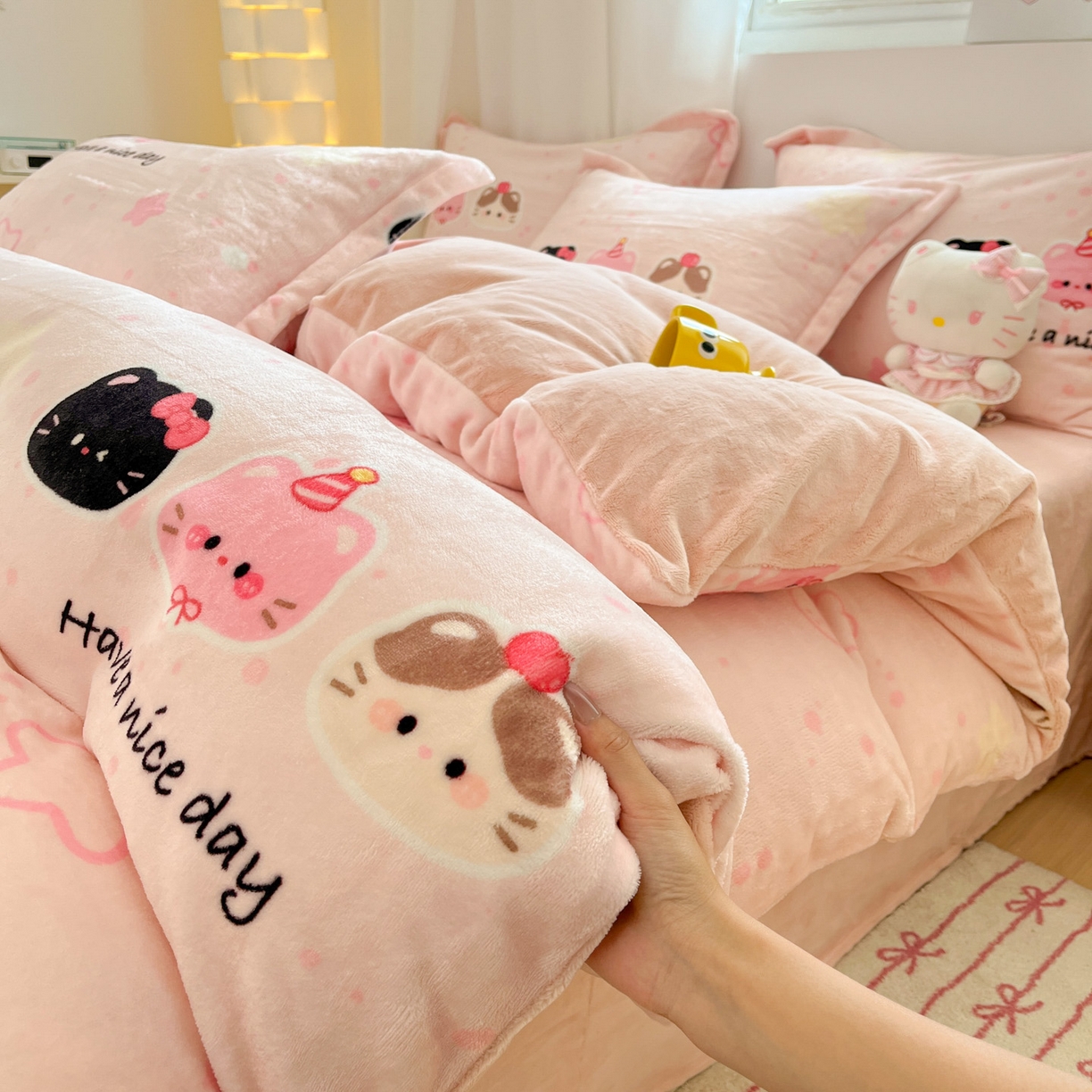 91家纺网 家纺一手货源 找家纺 沐慕 2025新款高克重牛奶绒四件套 牛奶绒-三只小猫