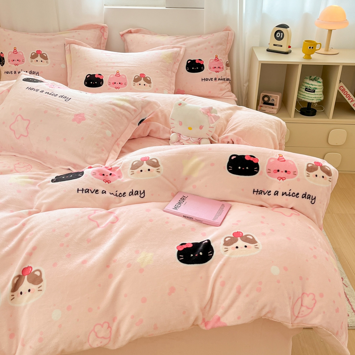 91家纺网 家纺一手货源 找家纺 沐慕 2025新款高克重牛奶绒四件套 牛奶绒-三只小猫