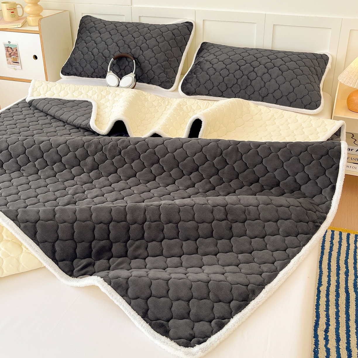 91家纺网 家纺一手货源 找家纺 富馨莱 2025新款牛奶绒夹棉床垫床盖支持一件定制 轻奢灰