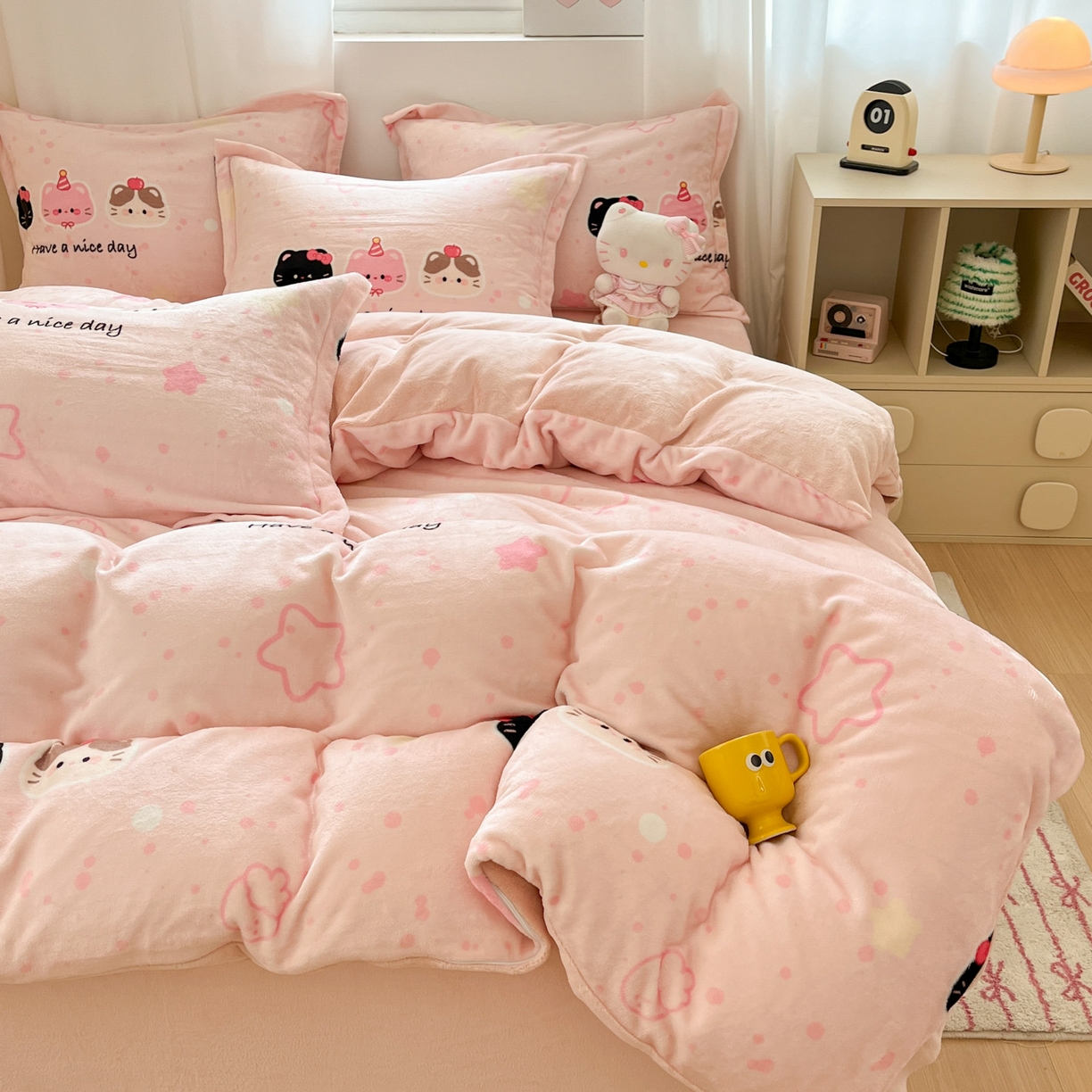 91家纺网 家纺一手货源 找家纺 沐慕 2025新款高克重牛奶绒四件套 牛奶绒-三只小猫