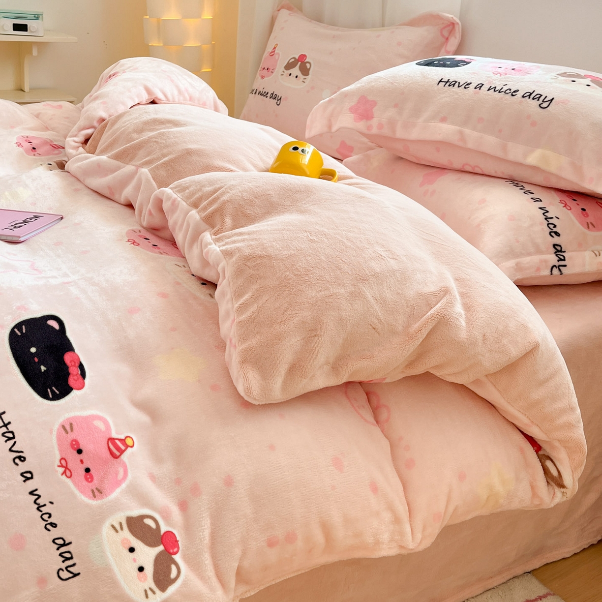 91家纺网 家纺一手货源 找家纺 沐慕 2025新款高克重牛奶绒四件套 牛奶绒-三只小猫