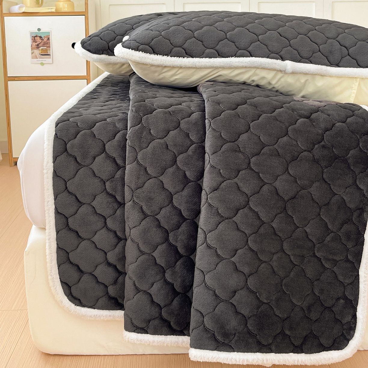 91家纺网 家纺一手货源 找家纺 富馨莱 2025新款牛奶绒夹棉床垫床盖支持一件定制 轻奢灰