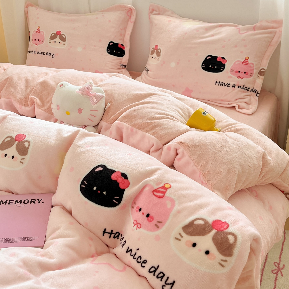 91家纺网 家纺一手货源 找家纺 沐慕 2025新款高克重牛奶绒四件套 牛奶绒-三只小猫