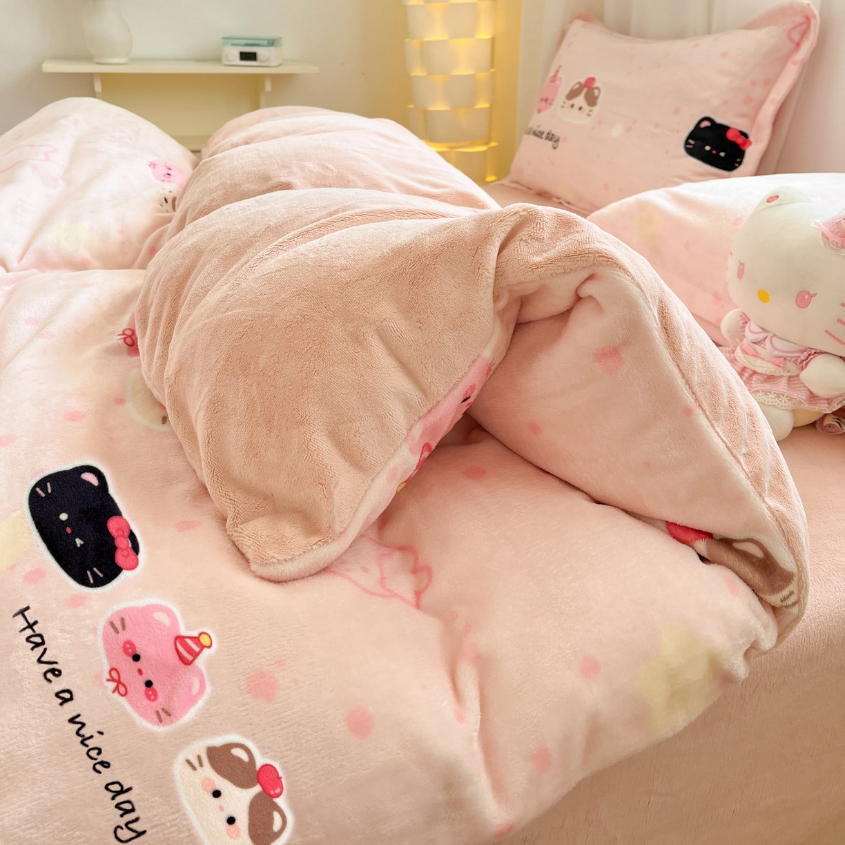 91家纺网 家纺一手货源 找家纺 沐慕 2025新款高克重牛奶绒四件套 牛奶绒-三只小猫