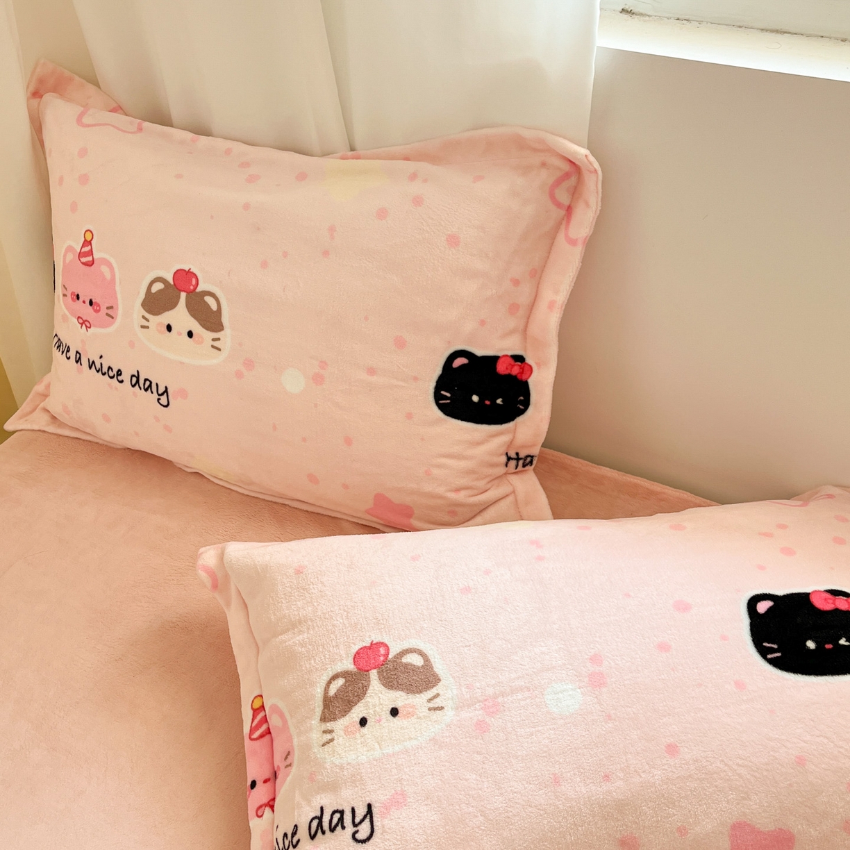 91家纺网 家纺一手货源 找家纺 沐慕 2025新款高克重牛奶绒四件套 牛奶绒-三只小猫