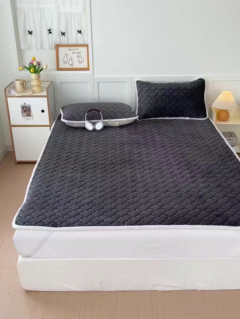 91家纺网 家纺一手货源 找家纺 富馨莱 2025新款牛奶绒夹棉床垫床盖支持一件定制 轻奢灰