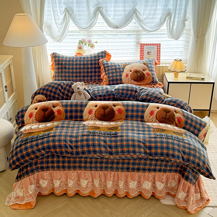 91家纺网 家纺一手货源 找家纺 美达家纺 2025新款卡通牛奶绒印花床盖四件套 格子萌熊