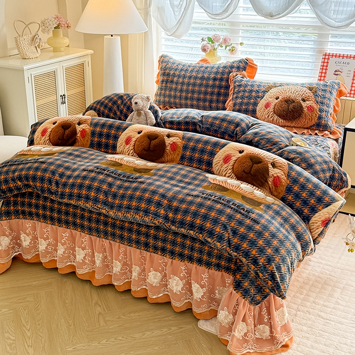 91家纺网 家纺一手货源 找家纺 美达家纺 2025新款卡通牛奶绒印花床盖四件套 格子萌熊