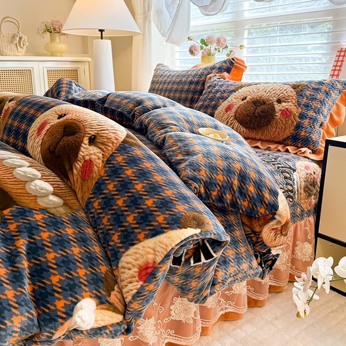 91家纺网 家纺一手货源 找家纺 美达家纺 2025新款卡通牛奶绒印花床盖四件套 格子萌熊