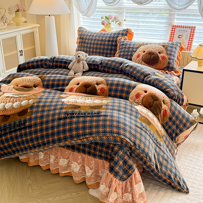 91家纺网 家纺一手货源 找家纺 美达家纺 2025新款卡通牛奶绒印花床盖四件套 格子萌熊