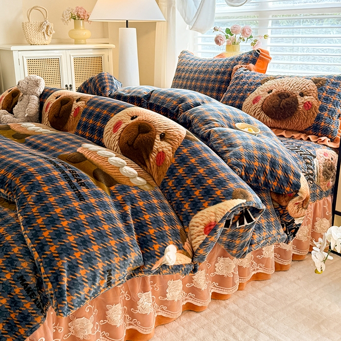91家纺网 家纺一手货源 找家纺 美达家纺 2025新款卡通牛奶绒印花床盖四件套 格子萌熊