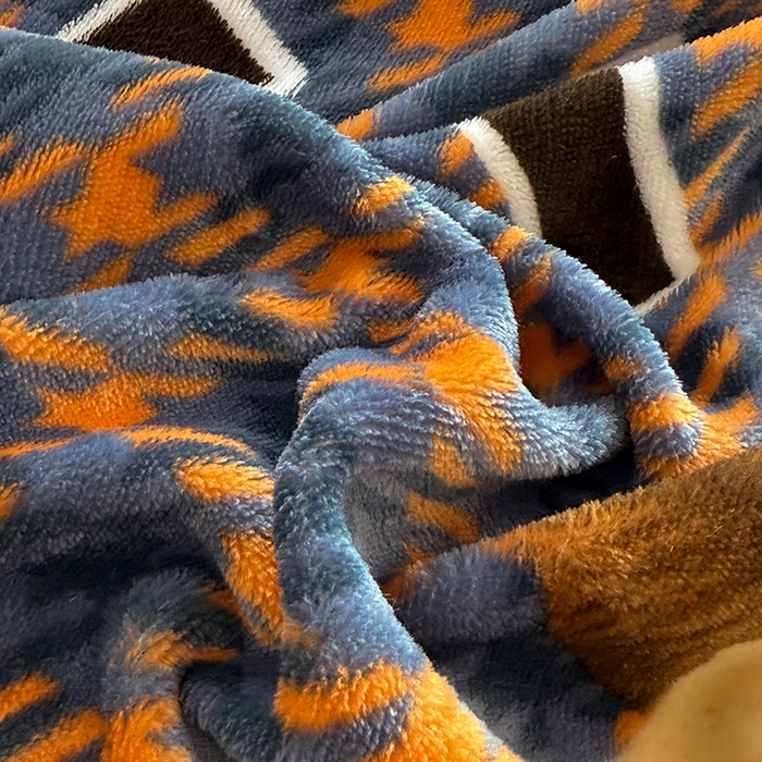 91家纺网 家纺一手货源 找家纺 美达家纺 2025新款卡通牛奶绒印花床盖四件套 格子萌熊