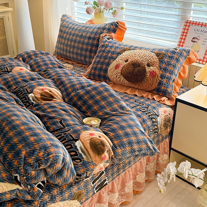 91家纺网 家纺一手货源 找家纺 美达家纺 2025新款卡通牛奶绒印花床盖四件套 格子萌熊