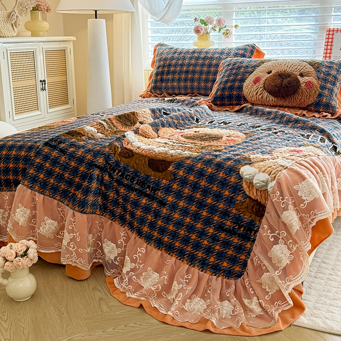 91家纺网 家纺一手货源 找家纺 美达家纺 2025新款卡通牛奶绒印花床盖四件套 格子萌熊