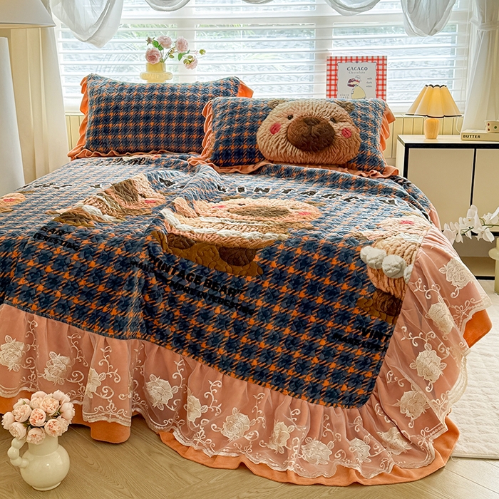 91家纺网 家纺一手货源 找家纺 美达家纺 2025新款卡通牛奶绒印花床盖四件套 格子萌熊