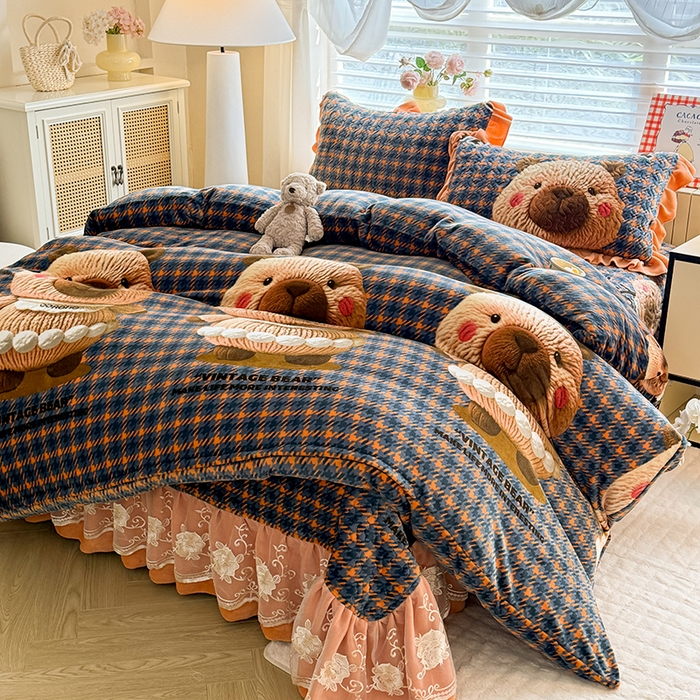 91家纺网 家纺一手货源 找家纺 美达家纺 2025新款卡通牛奶绒印花床盖四件套 格子萌熊