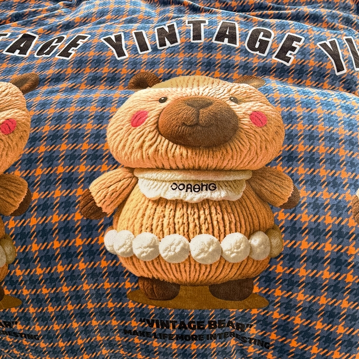 91家纺网 家纺一手货源 找家纺 美达家纺 2025新款卡通牛奶绒印花床盖四件套 格子萌熊