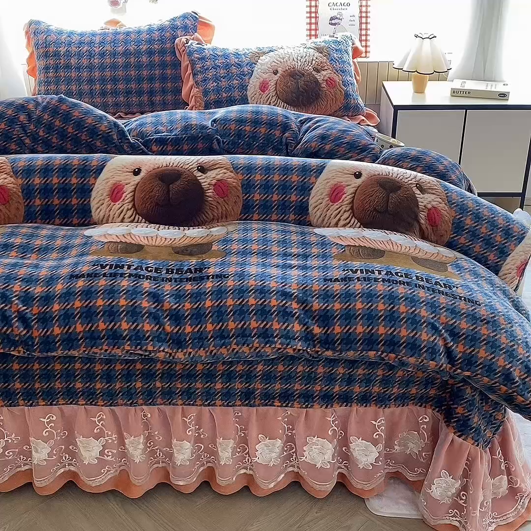 91家纺网 家纺一手货源 找家纺 美达家纺 2025新款卡通牛奶绒印花床盖四件套 格子萌熊