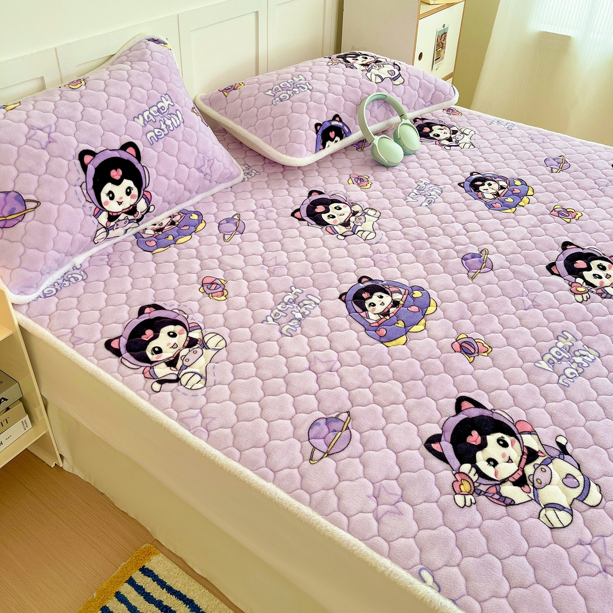 91家纺网 家纺一手货源 找家纺 富馨莱 2025新款牛奶绒夹棉床垫床盖支持一件定制 小精灵