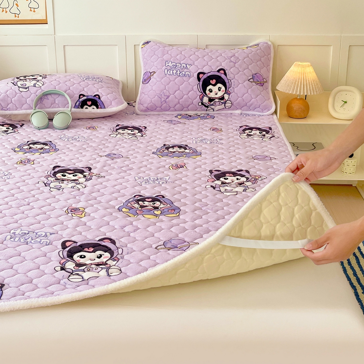 91家纺网 家纺一手货源 找家纺 富馨莱 2025新款牛奶绒夹棉床垫床盖支持一件定制 小精灵