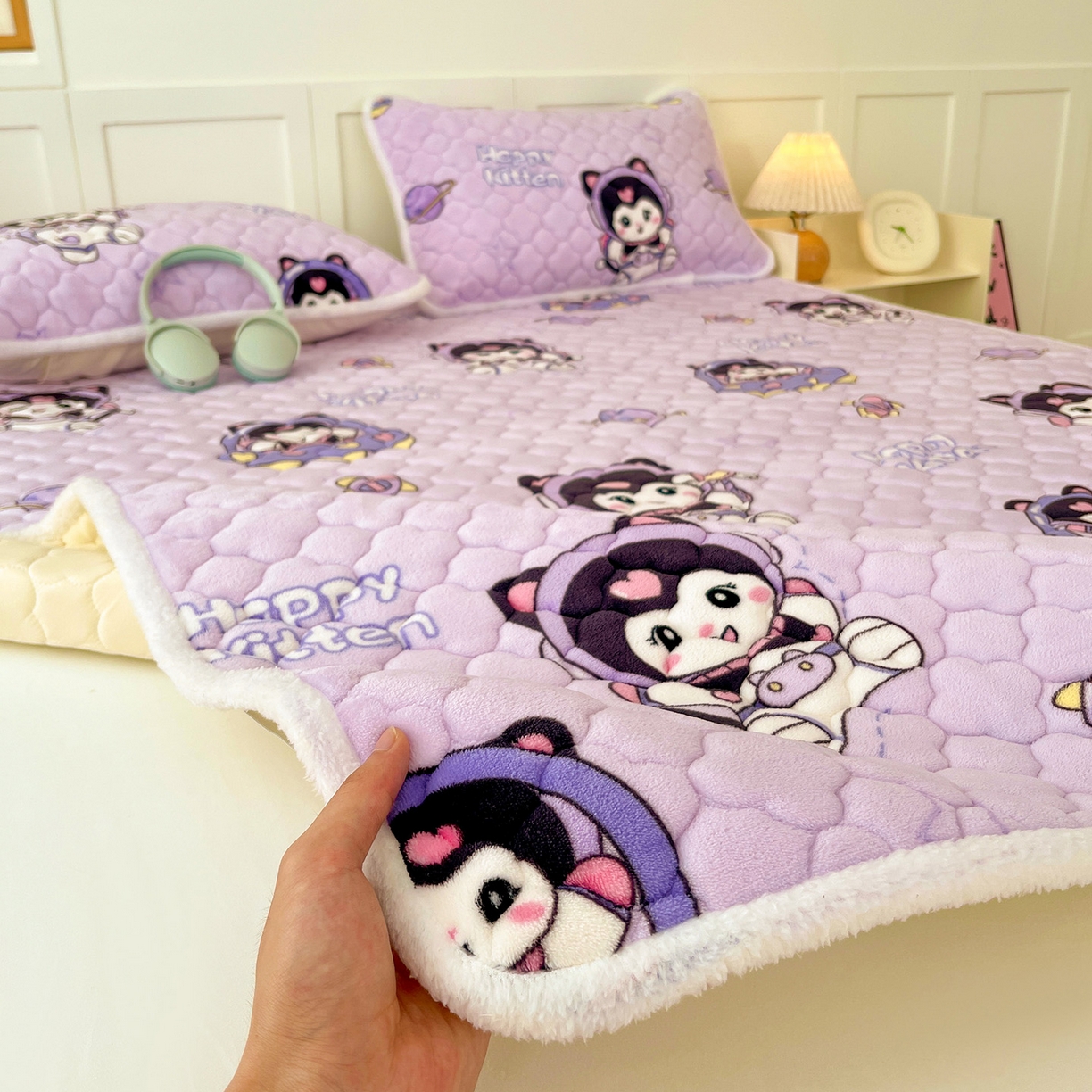 91家纺网 家纺一手货源 找家纺 富馨莱 2025新款牛奶绒夹棉床垫床盖支持一件定制 小精灵