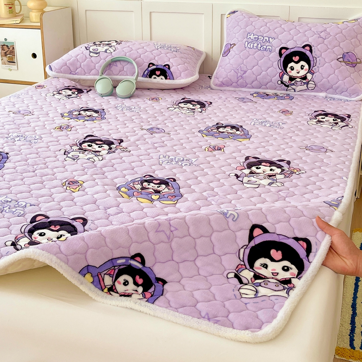 91家纺网 家纺一手货源 找家纺 富馨莱 2025新款牛奶绒夹棉床垫床盖支持一件定制 小精灵