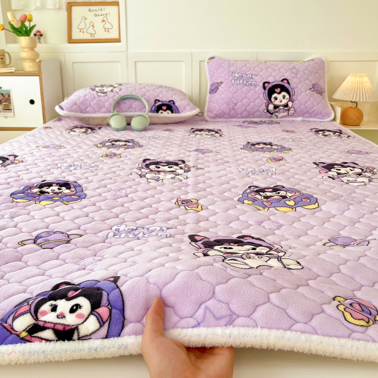 91家纺网 家纺一手货源 找家纺 富馨莱 2025新款牛奶绒夹棉床垫床盖支持一件定制 小精灵