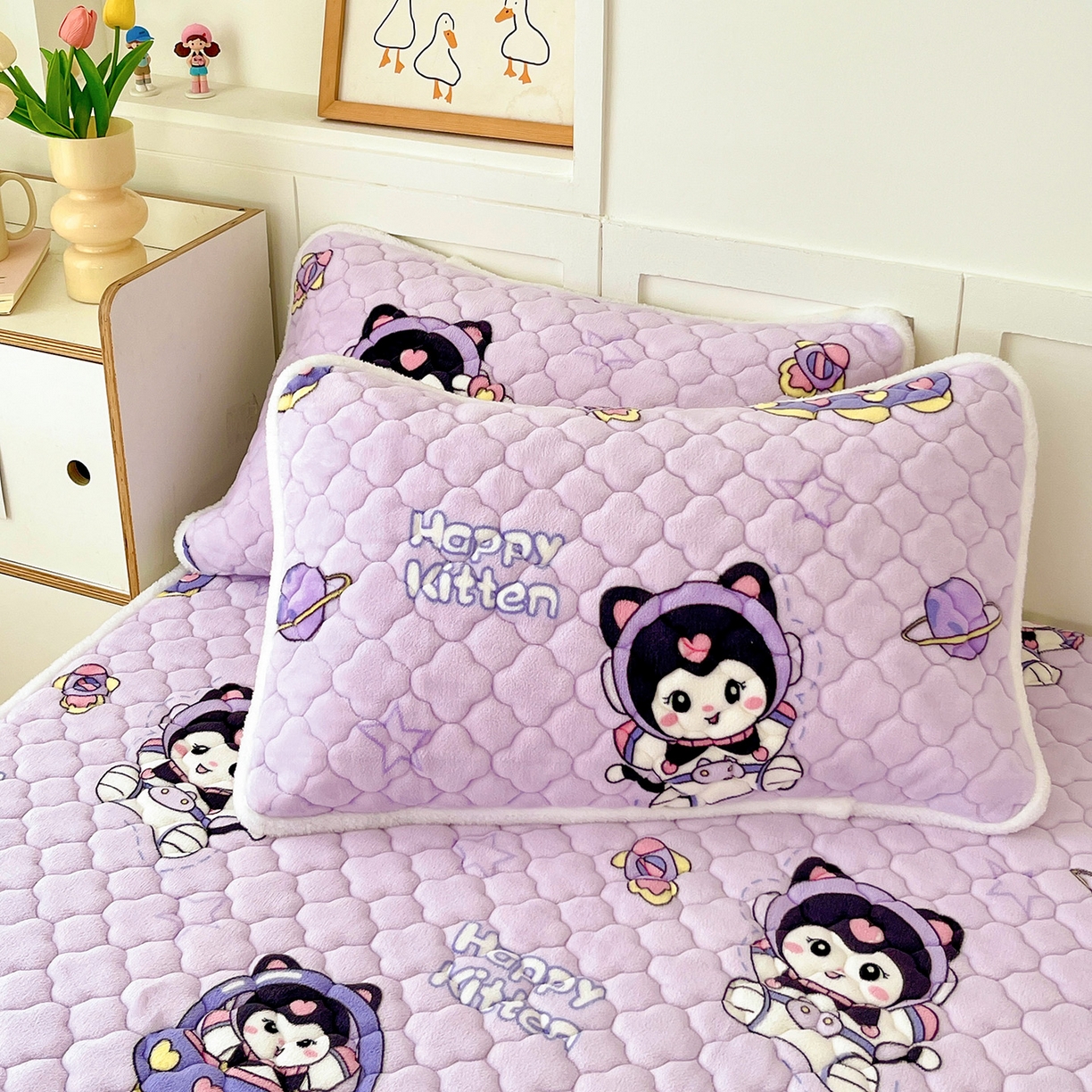 91家纺网 家纺一手货源 找家纺 富馨莱 2025新款牛奶绒夹棉床垫床盖支持一件定制 小精灵