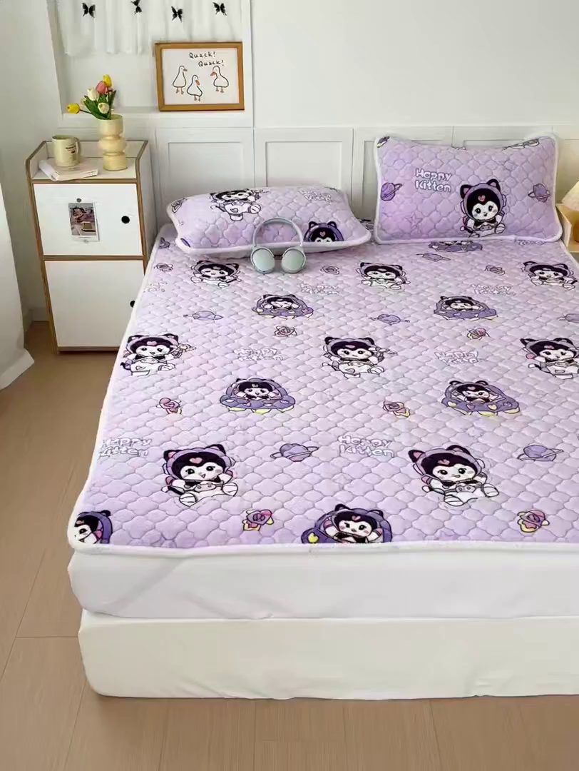 91家纺网 家纺一手货源 找家纺 富馨莱 2025新款牛奶绒夹棉床垫床盖支持一件定制 小精灵