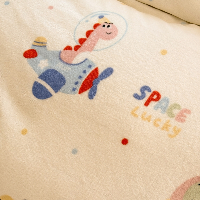 91家纺网 家纺一手货源 找家纺 美达家纺 2025新款卡通牛奶绒印花床盖四件套 恐龙星球