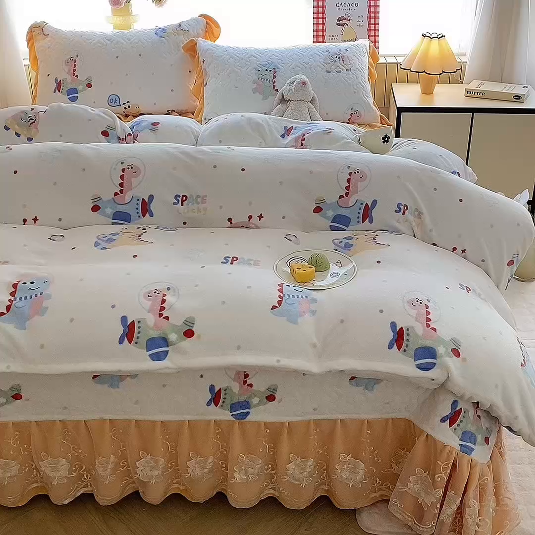 91家纺网 家纺一手货源 找家纺 美达家纺 2025新款卡通牛奶绒印花床盖四件套 恐龙星球