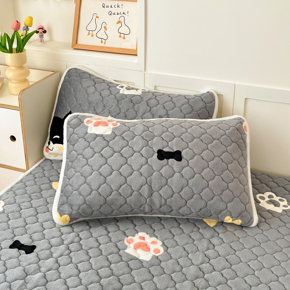 91家纺网 家纺一手货源 找家纺 富馨莱 2025新款牛奶绒夹棉床垫床盖支持一件定制 小柯基