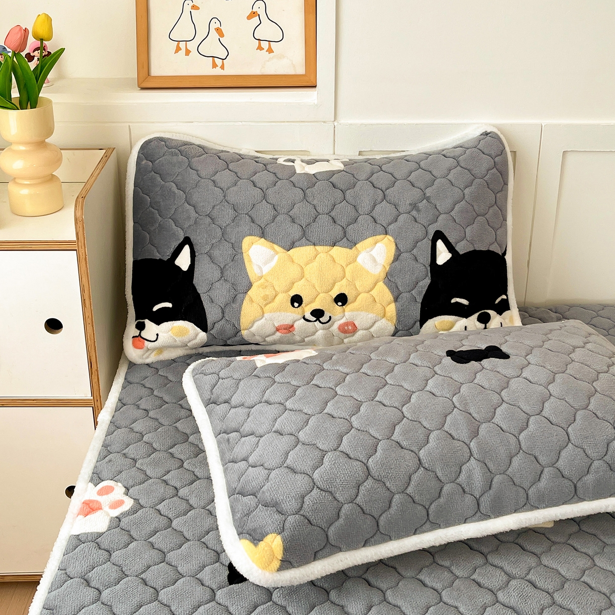 91家纺网 家纺一手货源 找家纺 富馨莱 2025新款牛奶绒夹棉床垫床盖支持一件定制 小柯基